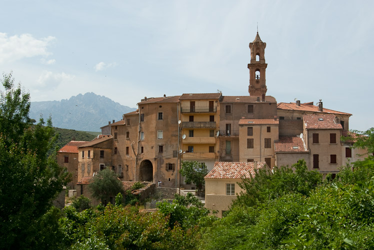 Village muraille de Omessa.