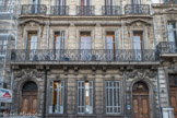<center> Hôtel Chambon. </center> 29-31 cours Pierre Puget. Les deux travées des extrémités sont en avant-corps de très faible saillie, marquant plus nettement les deux entrées de l'immeuble.