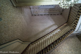 <center> Hôtel Chambon. </center> Les murs de la cage d'escalier sont ornés d'une frise de paon à leur sommet.