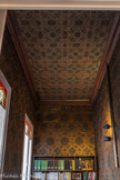 <center> Hôtel Chambon. </center> Le fumoir. Papiers peints orientaIisant, imitant le cuir de Cordoue avec des motifs d'entrelacs, inspirés de l'orfèvrerie niellée persane.