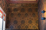 <center> Hôtel Chambon. </center> Le fumoir. Papiers peints orientaIisant, imitant le cuir de Cordoue avec des motifs d'entrelacs, inspirés de l'orfèvrerie niellée persane.