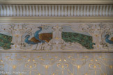<center> Hôtel Chambon. </center> Les murs de la cage d'escalier sont ornés d'une frise de paon à leur sommet.