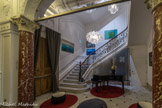 <center>Hôtel C2. </center>Second vestibule avec le grand escalier. L'Hotel C2 occupe une demeure de caractère du XIXe siècle dotée d'un piano à queue. Il en a conservé le marbre, le parquet, les colonnes, les bas-reliefs, les fresques et les rampes en bronze d'origine, qu'il a alliés à une décoration contemporaine minimaliste.