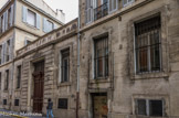 <center>Hôtel particulier Fölsch. </center> 39 rue Sylvabelle. Henry Jacques Fölsch, né à Hambourg en 1707, part en 1730 travailler chez les frères Butini, négociants à Marseille. Il épouse l’une des filles de Jean Antoine Butini, premier consul de Suède, et lui succéde dans cette fonction. Ses descendants furent tous des consuls des pays nordiques. Son petit-fils,  Edouard Gustave Fölsch von Fels, consul de Suède et de Norvège en 1832 à la mort de son père Philippe, habita  ici, après la révolution de 1804. C'est dans ses bureaux qu'en 1845 on souscrit au chemin de fer de Bordeaux à la Méditerranée. Les grilles correspondent aux basses offices.