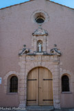 Chapelle Notre-Dame-de-Pitié <br> Le portail date de la reconstruction totale de 1656, édifié en pierre rose de la Couronne selon un dessin du maçon d'Aix Jean Honorat. Baroque, il se compose de pilastres à entablement dorique, fronton brisé à volutes, le tout répété à échelle réduite au-dessus. La niche abritait une Pietà sculptée  sous une coquille Saint-Jacques. Un élan vertical guide vers le sommet de la façade percée d'un oculus, autrefois surmonté d'un clocheton à trois pyramides. L'enduit a été refait plusieurs fois, à chaux et sable, du Bolmon pour le plus ancien.