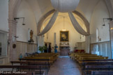 Chapelle Notre-Dame-de-Pitié <br> La nef reprend le modèle des chapelles rurales à trois travées, voûtées d'arêtes séparées par des arcs doubleaux en pierre de la Couronne. Ses dimensions n'ont pas varié depuis l'origine, de même que ses murs blanchis à la chaux et son pavage malloné. Les banquettes datent de 1656, déjà destinées au 