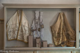 Chapelle Notre-Dame-de-Pitié <br> Le trésor de Notre-Dame occupe la vitrine sud. Il rassemble des dons spontanés en général appendus à la statue. Dès le XVIe siècle, en temps ordinaire comme pour la procession, elle se couvrait de ces couronnes, rosaires, puis poissons et cœurs d'argent au XIXe siècle, parée de divers manteaux selon les fêtes et les époques. Le sceptre d’argent a peut-être remplacé un simple bouquet dans la main droite de la Vierge. Il porte la gravure commémorative de son don par les gardes nationaux de Marignane après 1870.