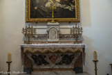 Chapelle Notre-Dame-de-Pitié <br> Le chœur et l'autel ont été profondément modifiés pour l'un, totalement rapporté pour l'autre. Occupé par un autel de pierre surmonté d'un retable en 1656, il était séparé de la nef par une balustrade. Les marches ont été bâties par le maçon marignanais Jean Gueivian, sous-traitant pour l'équipe aixoise à la fin du chantier de 1656. Après la dépose du tableau en 1898, une niche cantonnée de motifs peints abrita la statue mariale, alors que deux plus petites étaient destinées aux ornements liturgiques.
L'autel de marbre rococo, d'un château des environs, n'y a pris place qu'après la restauration engagée en 1965.