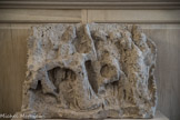 Chapelle Notre-Dame-de-Pitié <br> Le relief du Chemin de croix constitue le dernier reste d'un ensemble reliant le bourg (au pont de la Cadière) au Calvaire voisin. Il daterait de 1541 si l'on en croit un témoignage de 1904. Sept oratoires connus ont été vandalisés en 1903, y compris le dernier en contrebas de l'éperon rocheux d'où provient ce relief. Il figure le Christ tombant sous le poids de la croix, entouré d'un soldat romain coiffé à l'orientale, des Saintes Femmes et de Simon de Cyrène supportant la traverse, au total 8 personnages.