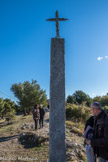 Chapelle Notre-Dame-de-Pitié <br> Pilier central du Calvaire portant la date de 1533, plus ancienne trace de la vocation religieuse du site. Les sept oratoires du chemin de croix et le calvaire sont du sculpteur Nicolas Petit, de Pertuis.