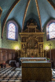 L’église Saint-Nicolas. <br> Le sanctuaire, relativement spacieux, termine la nef principale, son beau pavage en carreaux de marbre blancs et noirs, datant de 1855, recouvre une grande partie des tombes dont  quelques unes des premiers âges. Ce chœur doit dater du XIVe siècle et les travaux ont dû se terminer vraisemblablement en 1336, date qui se trouvait au-dessus de la porte principale alors sur la nef, côté sud.
