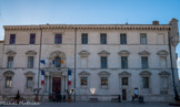 Château des Cauvet <br> Le château de Marignane, aujourd'hui Hôtel de Ville, se présente comme une résidence aristocratique des XVIIe et XVIIIe siècles dans ses parties visitables. Il marqua cependant le bourg depuis bien plus longtemps, principale place forte du lieu depuis au moins l'an mil. Son histoire et sa physionomie s'articulent en trois grandes périodes liées aux dynasties qui l'occupèrent : les Baux au Moyen-âge (vers 1353 par Guillaume des Baux), les Tende-Savoie à la Renaissance, les Covet à l'époque moderne (le 21 février 1603 Jean-Baptiste Covet achète le marquisat de Marignane). La façade est donnant sur le parc, disparu, vint unifier les deux moitiés de cette aile. On en attribue l'initiative à Joseph-Gaspard de Covet, peut-être achevée en 1696. A l'angle nord une échauguette moderne vient rappeler l'existence de deux autres, cantonnant l'ancien corps médiéval. Comme un écran, elle se déploie dans un esprit des plus classiques, privilégiant les lignes horizontales. Elle adopte un parti comparé aux palais italiens comme le Palais Farnèse à Rome