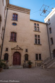 Château des Cauvet <br> A gauche, l'aile sud ferma enfin la cour sous Joseph-Marie de Covet vers 1750. Posée sur de fausses arcades répondant à celles du nord, elle abrite une longue salle de bal éclairée par une série de fenêtres typiques du style provençal du XVIIIe siècle. En face, l'ancien donjon. Un étage supplémentaire et un toit pyramidal le surmontaient.