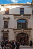 Château des Cauvet <br> L'aile est est due à Henri de Covet, vers 1640, puis à Jean-Baptiste II vers 1660-1670. Le premier fit édifier la travée gauche ouverte par de grandes fenêtres à fronton brisé dans le style des hôtels aixois. Son fils termina l'aile selon la même inspiration, grâce à l'acquisition en 1658 de deux maisons contiguës dont restent des traces dans l'escalier. Une immense loggia ouverte abrite ce dernier bâti en pierre de Calissanne. L'aile s'achève par les appartements neufs.