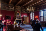 Château des Cauvet <br> Le salon d'apparat décoré vers 1665 offre l'aspect d'une galerie des batailles, sous un plafond à la française orné de guirlandes et médaillons à thème martial. Une longue frise, appelée perspective au XVIIe siècle, couronne les murs, destinés à l'accrochage de tapisseries.