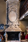 Château des Cauvet <br> L'antichambre, aussi désignée comme bibliothèque. Sous un plafond à la française la cheminée annonce l'ampleur et la portée morale des décors des pièces suivantes. La hotte, couverte de sculptures en gypse, fait se succéder des emblèmes de vertus. Dans l'esprit baroque provençal, deux cariatides soutiennent le manteau. Le style invite à voir une réalisation de sculpteurs aixois, peut-être Jean-Claude Rambot. Au-dessus du foyer, emblèmes de la Prudence.