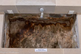 Valsaintes. <br> La présence d'une caverne primitive à l'emplacement actuel du chœur de l'église est à l'origine d'une orientation originale donnant lieu à un phénomène solaire au jour du solstice d'hiver. Ce jour, à 14h32 précises, lorsque le soleil se trouve parfaitement dans l'axe de l'église, le disque de lumière solaire pénètre par l'œil de bœuf placé en façade Sud et vient éclairer le centre de l'autel.