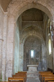 Saint-Trinit.<br> On peut noter la différence très nette qu’il y a entre l’appareil de la nef et celui de la travée de chœur qui paraissent plaqués l’un contre l’autre. Cette cassure, visible à l’extrémité orientale de la nef, tant à l’intérieur qu’à l’extérieur doit correspondre à une reprise du chantier de construction après un arrêt assez long, la nef ayant été ajoutée quelques décennies après la construction du chœur.