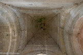 Saint-Trinit.<br> De plan carré, la travée de chœur est couverte d’une voûte en arc de cloître reposant sur une corniche saillante, supportée de larges arcs de décharge brisés. Seuls deux des quatre arcs sont décorés d’une frise à l’antique : on remarquera que les faces décorées sont les plus éclairées et donc les plus visibles. On verra là le témoignage d’une économie volontaire. Ces arcs retombent sur des culots historiés en haut-relief.