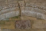 Saint-Trinit.<br> Au-dessus de l’arc d’entrée de l’abside, en place d’honneur, un médaillon rectangulaire – sans doute en marbre - représente un thème en faveur en Haute-Provence : l’Agnus Dei, traité en bas-relief.