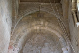Saint-Trinit.<br> Un arc en plein cintre relie la travéede choeur au sanctuaire proprement dit, une abside pentagonale à l’intérieur et à l’extérieur. Sa voûte en cul-de-four repose sur une petite arcature aveugle, très plate, qui épouse le plan semi-circulaire de la voûte. Cette arcature retombe, par l’intermédiaire de chapiteaux-frises en faible saillie, sur des pilastres massifs et nus.