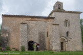 Saint-Trinit.<br> L'église de la Sainte-Trinité est entièrement bâtie en pierre de taille assemblée en grand appareil. Elle est recouverte de dalles calcaires et est surmontée d'un élégant clocheton en pierre de taille. Elle présente plusieurs ornements typiques de l'art roman provençal inspiré de l'antique : triglyphes, colonnettes au fût cannelé, chapiteaux ornées de feuilles d'acanthe et frise d'oves. Les façades de la nef sont soutenues par de puissants contreforts édifiés en moellon avec des chaînages d'angle en pierre de taille. L’élévation primitive de la nef est visible. Seul est d’origine le parement du mur Sud — mais encore a-t-il été partiellement refait à l’identique en 1652 - dans la partie située à droite de l’actuelle entrée principale de l’église. La présence d’un corbeau sculpté en place donne le niveau ancien du faîte du mur gouttereau, surélevé vraisemblablement lors de la reconstruction de la voûte en 1652, mais qui devait être, dans son état premier, souligné par une corniche identique à celle qui couronne encore la travée de chœur. L'édifice était à l'origine entièrement couvert de lauses; elles n'ont été remplacées par des tuiles romanes que sur la nef.