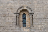 Saint-Trinit.<br> La fenêtre de la travée de chœur constitue un bel exemple d'art roman provençal inspiré de l'antique : encadrée de deux colonnettes au fût cannelé surmontées de chapiteaux corinthiens ornés de feuilles d'acanthe, sommés de rosettes : des trous de trépan en accentuent les ombres. Elle est surmontée d'un arc en plein cintre dont l'archivolte est bordée d'une petite frise de perles et d'une frise d'oves et de feuilles d'acanthe très stylisées.
