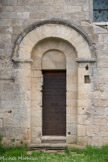 Saint-Trinit.<br> La porte de la travée de chœur, étroite et décentrée, surmontée d'un arc en plein cintre dont l'archivolte repose sur deux bandeaux chanfreinés, est l’entrée du prieur. Sur le jambage de gauche, une  marque de tâcherons : un A couché.