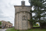 Saint-Trinit.<br> Le chevet polygonal (presque semi-circulaire), , qui s’appuie, avec un léger retrait latéral, sur la travée de chœur, est orné de six pilastres surmontés de triglyphes au-dessus desquels prennent place de discrets segments de frise de dents d'engrenage.
Il est percé d'une fenêtre absidiale entourée de courtes colonnettes surmontées de chapiteaux ornées de feuilles d'acanthe. La travée de chœur est couronnée d'un campanile de plan carré, à quatre baies de plein cintre, couvert d’une toiture pyramidale. Une pierre située sur l'assise de fondation, au droit de la fenêtre absidale et dans l'axe du sanctuaire, porte une croix latine gravée : ce doit être une croix de consécration, sinon même la première pierre, consacrée lors de sa mise en place.