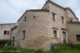Saint-Trinit.<br> Le Prieuré. Ancien prieuré médiéval, dépendant de l’abbaye bénédictine de Saint-André de Villeneuve-les-Avignon, dont subsiste une église du 12eme siècle. Le nom de Santa Trinitat est attesté dès 1082, il est lié au prieuré bénédictin bâti par des moinesqui vénéraient la Sainte Trinité. Au XIIIe siècle, ce fief passa dans la « mouvance et majeure seigneurie » des évêques de Carpentras. Le prieur décimateur, qui dépendait toujours de l'abbaye Saint-André, percevait le 16e des récoltes et les Agoult da Saut, seigneurs civils, le 10e. En 1253, un conflit au sujet de la dîme opposa Raymond d'Agoult à dom Calvéria de Villeneuve. Un arbitrage eut lieu et les bénédictins furent déboutés.