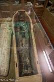 Musée de Sault. <br> Sarcophage en bois peint couvert de hiéroglyphes aujourd'hui effacés. Cette momie appartiendrait à la 20e dynastie, c'est-à-dire entre 1200 à 1085 av. J.-C. Elle fut rapportée par le docteur Monges qui était médecin dans l'armée du vice-roi d'Égypte de 1832 à 1837. Sa veuve la vendit au musée en 1879. Il s'agit d'un homme, un prêtre de temple d'un niveau assez élevé.