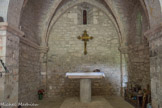 Notre-Dame-de-l’Ortiguière <br>  Les nervures qui supportent la voûte s'appuient sur quatre tailloirs, sommairement décorés de boules, de cubes ou d'étoiles en relief. Ils sont portés par des consoles où l'on reconnait deux visages d'hommes carrés, burinés et rudes, et deux visages de femmes tout en rondeur et en finesse, supportant maladroitement de leurs bras le poids d'une voûte qui les écrase. Ces quatre têtes sont d'une diversité technique et d'une richesse symbolique tout à fait remarquables, d'autant qu'il est à souligner que leurs thèmes se rattachent à la mythologie scandinave, 