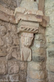 Notre-Dame-de-l’Ortiguière <br> Le second présente une face d'homme, crispée et peu vraisemblable, produit d'une métamorphose végétale, dont elle semble vouloir s'extraire.