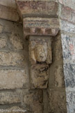 Notre-Dame-de-l’Ortiguière <br> Le second, sous une figure féminine médiévale, supportant le seul tailloir non décoré, expose le symbole du Mal, un énorme serpent lové sur lui-même. Cette série de bas-reliefs a été interprétée comme la représentation du passage de la terre au ciel à travers les combats et les métamorphoses de l'homme et de la femme.