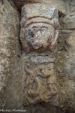 Notre-Dame-de-l’Ortiguière <br> Le premier montre un paysan, vêtu d’un bliaud, en train d'enfoncer un pieu dans la gueule d'un dragon, tandis qu'un loup le mord aux jambes.