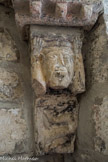 Notre-Dame-de-l’Ortiguière <br> Le second, sous une figure féminine médiévale, supportant le seul tailloir non décoré, expose le symbole du Mal, un énorme serpent lové sur lui-même. Cette série de bas-reliefs a été interprétée comme la représentation du passage de la terre au ciel à travers les combats et les métamorphoses de l'homme et de la femme.