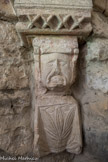Notre-Dame-de-l’Ortiguière <br> Le second présente une face d'homme, crispée et peu vraisemblable, produit d'une métamorphose végétale, dont elle semble vouloir s'extraire.
