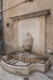 Bourg-Saint-Andéol. <br> Les Grandes Fontaines.
C’est une des deux fontaines publiques qui ont été édifiées au début du XVIIe siècle pour desservir en eau potable des quartiers orientaux de la vie. Autour du bassin, datant de la fin du XVIIIe, on remarque deux pilastres cannelés reliés par un entablement et une urne encastrée dans une niche.