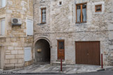 Bourg-Saint-Andéol. <br> Le premier nom connu de la ville est Bergoïata, nom d’origine celtique. Au début de l’ère romaine, ce nom devint Bergus ou Burgum. Les sénateurs gallo-romains avaient couvert de leurs villas cette colline riante, assise sur les bords de la Tourne. La cité subit l'invasion des barbares à partir du V ème siècle siècle, puis retrouva une période de paix sous l'administration des évêques de Viviers, seigneurs de Bourg-Saint-Andéol. Le nom actuel, qui remonte au XVe siècle, perpétue la mémoire d’Andéol, sous-diacre de l’église de Smyrne venu évangéliser la région et qui fut persécuté et assassiné à Albes (Viviers) puis jeté dans le Rhône et vint échouer sur le rivage de Bergoiate où son corps fut recueilli en 208 et enseveli dans un sarcophage païen au nom de Julius Valérianus. On édifia sur son tombeau, qu'on crut perdu, une crypte qui donna lieu a l'élévation de deux basiliques dédiées à saint Polycarpe. Il fut retrouvé en 1876 par l'abbé Paradis qui s'intéressait au martyre d'Andéol.