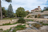 Bourg-Saint-Andéol. <br> Les sources de la Tourne. Ce site pittoresque comprend deux fontaines vauclusiennes adossées aux falaises de calcaire : « le Petit Goul » ou goul de la tannerie, et le « Grand Goul » situé au pied du viaduc. Le château Pradelle.