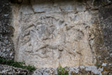 Bourg-Saint-Andéol. <br> Le culte de Mithra d'origine iranienne était très répandu dans le monde romain entre les 1er et 3e s. Ce Bas relief du dieu Mithra constituait le fond d'un ancien temple romain. il est le seul sculpté à même le rocher que l’on trouve en France. Un Mithraeum s’étendait jusqu’au niveau de la rivière. Le bas-relief devait être détruit au moment de la construction du chemin de fer en 1880 mais un bourguésan, l’Abbé Paradis, s’y opposa fermement et obtint de le protéger.
Mithra, jeune homme chevauchant le taureau afin de le sacrifier, engendre une nouvelle vie symbolisée par les épis de blé qui jaillissent sous sa queue. Mithra serait né dans une grotte c’est pourquoi des rites avaient lieu dans une cavité et prés d’une source. Il s’agissait d’une religion initiatique avec des épreuves physiques pratiquées essentiellement par les hommes. On comptait 7 grades. Ce culte est fortement lié à l’astronomie.
En bas de la représentation, se trouve un cartouche avec inscription latine aujourd’hui effacée qui a donné lieu à diverses traductions, la plus communément admise étant : « A la divinité de Mithra, au Soleil très grand, Titus Furius Sabinus a fait faire et dédier cette image du dieu invincible à ses frais ».