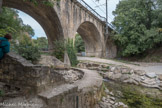 Bourg-Saint-Andéol. <br> Les sources de la Tourne. Le « Grand Goul » situé au pied du viaduc. Appelées localement « Gouls », ces deux résurgences possèdent le même bassin d’alimentation : le plateau karstique du Laoul. L’eau de pluie, en pénétrant sous terre, forme un réseau complexe de galeries noyées pour jaillir, ici, au pied de la falaise calcaire du Val de Tourne. Durant plusieurs siècles, ce ruisseau fut pour la ville une véritable source de prospérité notament pour l’activité industrielle des tanneries.