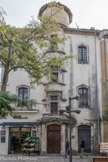 Bourg-Saint-Andéol. <br> Tour gothique. On se trouve au cœur de la vieille ville, sur la place publique où se trouvaient rassemblées les belles demeures des plus riches marchands de la ville depuis le Moyen-Age. La tour du XVème siècle renferme un escalier à vis qui desservait tout le bâtiment.
