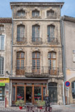 Bourg-Saint-Andéol. <br> En face, une maison XVIIIème, avec son balcon en fer forgé.