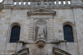 Eglise Saint Andéol. <br> Statue de Saint Andéol. Sa construction est attribuée à l'évêque de Viviers Léger (ou Léodegaire) (1096-1124). Elle fut consacrée en 1119 par le pape Calixte II. 	En 1108, pour assurer au nouveau sanctuaire une vie religieuse régulière, l'évêque y appela les chanoines de Saint-Ruf d´Avignon, ordre de chanoines réguliers qui bénéficiait alors d'une grande réputation. Mais bientôt le clergé séculier, sans doute mécontent d'avoir été évincé d'un sanctuaire aussi important, se révolta et chassa les chanoines. Il s'en suivit un siècle de dissensions, ponctué de bulles pontificales enjoignant à l'évêque de réintégrer les chanoines. Ce n'est qu´en 1206 qu'Innocent III réussit à imposer leur retour définitif. Ils administrèrent l'église et le prieuré jusqu'à leur sécularisation en 1772.