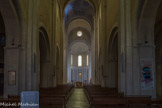 Eglise Saint Andéol. <br> C´est une architecture aux lignes très pures, soulignées par la rareté de la décoration, que nous découvrons en pénétrant dans ce vaste édifice dont les voûtes culminent à près de 17 mètres de hauteur. La lumière dorée qui tombe des vitraux contemporains atténue agréablement la sècheresse de la pierre blanche.

Son plan comporte une nef de quatre travées, flanquée de collatéraux, un transept saillant sur lequel s'ouvrent une grande abside et deux absidioles de plan semi-circulaire voûtées en cul-de-four ; chacune des trois absides est précédée d´une courte travée de chœur.