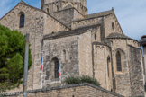 Eglise Saint Andéol. <br> Les trois absides semi-circulaires, relativement hautes et étroites, sont ornées d'arcatures lombardes, décor qui s'étend d'ailleurs à l'ensemble de l'édifice. Il a été restauré au xixe siècle. Ce décor, ainsi que le parement des murs en petit appareil calcaire régulier sommairement taillé au pic reste dans la tradition du premier art roman méridional.