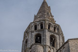 Eglise Saint Andéol. <br> La tour-lanterne octogonale repose sur une souche carrée qui recouvre la coupole de la croisée du transept. La base en est également décorée d’arcatures lombardes. Le premier étage, construit en moyen appareil, avec des pilastres unis aux angles de l’octogone, est simplement ajouré de grandes baies plein-cintre. Mais le deuxième étage a reçu une ornementation beaucoup plus riche. Souligné par un cordon d’oves et de dents d’engrenage, il est flanqué de pilastres cannelés, tandis que ses baies géminées sont richement décorées d’archivoltes très travaillées et de colonnettes aux chapiteaux sculptés, tous différents.