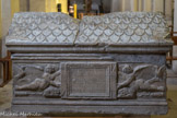 Eglise Saint Andéol. <br> Tombeau de St Andéol. Ce tombeau romain en marbre blanc a d’abord servi de sépulture à un jeune enfant de cinq ans avant d’être réutilisé au Moyen-Age pour renfermer le corps de St-Andéol, martyr du début du IIe siècle et évangélisateur du Vivarais selon la tradition. On peut lire l'inscription païenne suivante, en l'honneur du défunt : Aux Dieux Manes, Tiberius Julius Valérianus est mort à l'âge de cinq ans sept mois et six jours. Julius Crantor et Terentia Valeria à leur enfant chéri.