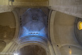 Eglise Saint Andéol. <br> La croisée du transept est couverte d’une audacieuse coupole, profonde de sept mètres et qui culmine à près de 24 mètres. Il faut remarquer le clavage rayonnant des trompes, d’une rare perfection, et le motif en forme de coquille à leur départ. Les tableaux qui les séparent sont garnis d’une triple arcature portée par de courtes colonnettes à chapiteaux ornés.